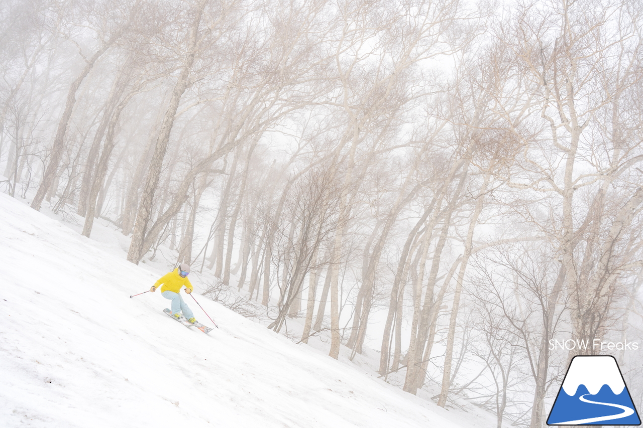 5月になっても雪たっぷり。山頂から山麓まで滑走可能なニセコアンヌプリ国際スキー場のゲレンデを、秋山穂香さんとひと滑り(^^)/